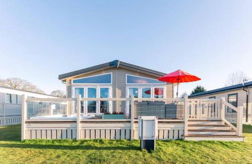 Allerthorpe Cabin | Lakeside Gem with Hot Tub