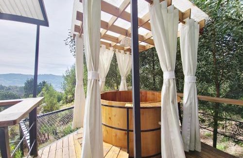 Guarne House | Lakeside Glamping with View Fire Pit Hammock