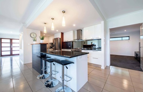Dubbo House | Lakeside Haven - Homely Charm, Close to Dubbo Zoo