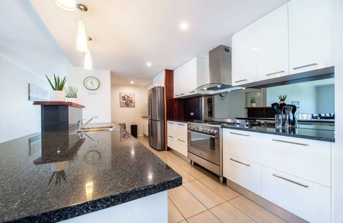 Dubbo House | Lakeside Haven - Homely Charm, Close to Dubbo Zoo