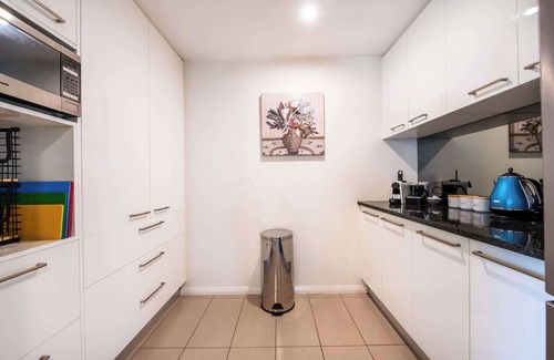 Dubbo House | Lakeside Haven - Homely Charm, Close to Dubbo Zoo