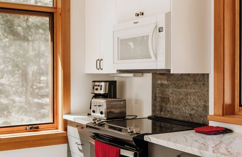 Bracebridge Cottage | Lakeside Haven (Your Cottage Retreat)