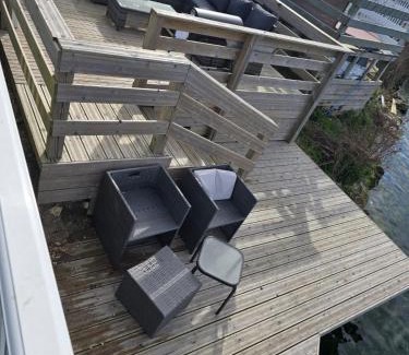 Dogdyke House | Lakeside Holiday Home with Hot Tub