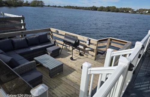 Dogdyke House | Lakeside Holiday Home with Hot Tub