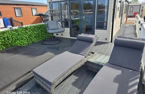 Dogdyke House | Lakeside Holiday Home with Hot Tub