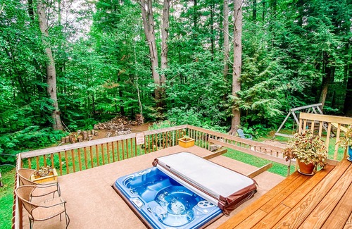 Kennebec House | Lakeside Home on Great Pond in Belgrade Lakes with hot tub, walk to village.