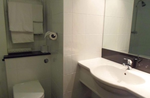 Frimley Green Hotel | Lakeside International Hotel