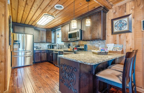 Gallatin Cottage | Lakeside: King Bed, Firepit, Kayaks & Fishing Gear
