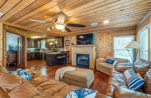 Gallatin Cottage | Lakeside: King Bed, Firepit, Kayaks & Fishing Gear