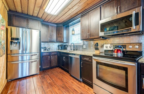 Gallatin Cottage | Lakeside: King Bed, Firepit, Kayaks & Fishing Gear