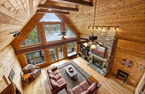 Sherrills Ford House | Lakeside Lodge by AvantStay Hot Tub Dock