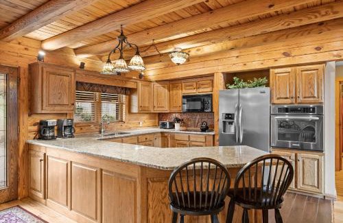 Sherrills Ford House | Lakeside Lodge by AvantStay Hot Tub Dock