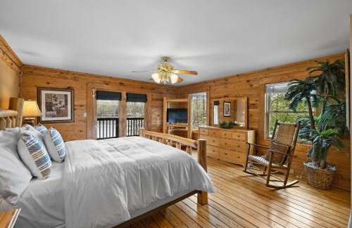 Sherrills Ford House | Lakeside Lodge by AvantStay Hot Tub Dock