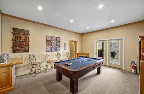 Sherrills Ford House | Lakeside Lodge by AvantStay Hot Tub Dock