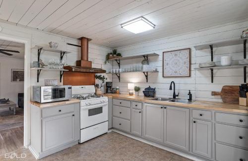 Uncertain House | Lakeside Landing, Waterfront, With Kayaks & Canoes