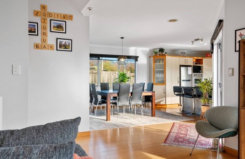 Kawaha Point House | Lakeside Living | 5BR Retreat | Kayaks & BBQ Deck