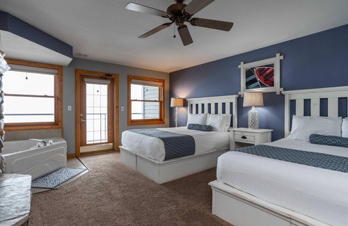Nisswa Resort | Lakeside Lodge 2 Queen w/Jacuzzi on Gull Lake- Fireplace-Balcony - Pet Friendly!