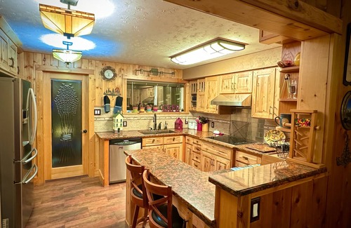 Sagle House | LAKESIDE LODGE. GARFIELD BAY WATERFRONT. TWO DECKS. DOCK. GREAT MOUNTAIN VIEWS.