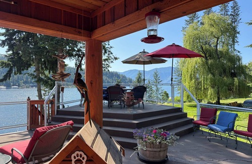 Sagle House | LAKESIDE LODGE. GARFIELD BAY WATERFRONT. TWO DECKS. DOCK. GREAT MOUNTAIN VIEWS.