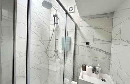 Thamesmead Apartment | Lakeside lodge, home of comfort