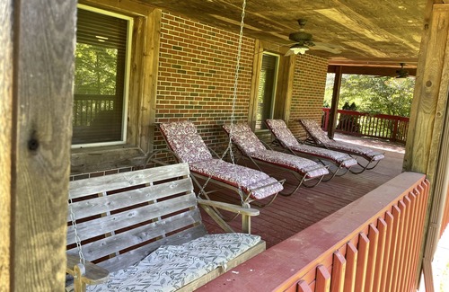 Franklin House | Lakeside Lodge in Nature Retreat