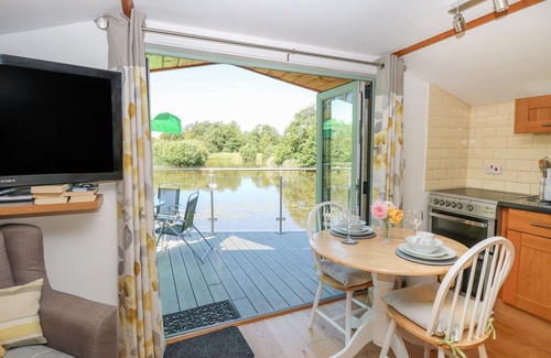 East Harling Cottage | LAKESIDE LODGE, pet friendly, with a garden in East Harling