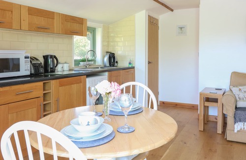East Harling Cottage | LAKESIDE LODGE, pet friendly, with a garden in East Harling