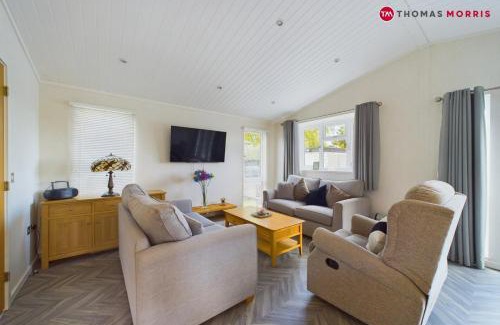 Huntingdon House | Lakeside Lodge Retreat with Views