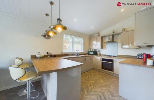Huntingdon House | Lakeside Lodge Retreat with Views