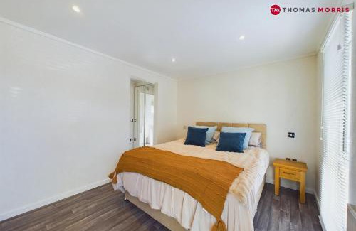 Huntingdon House | Lakeside Lodge Retreat with Views