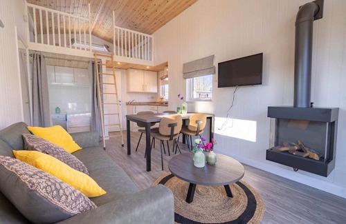 Bovenkarspel House | Lakeside lodge with garden