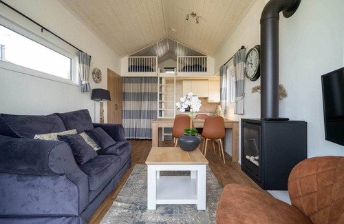 Bovenkarspel House | Lakeside lodge with garden