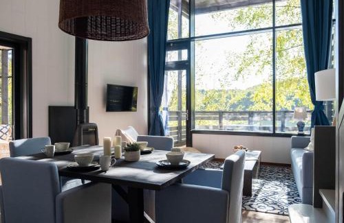 Maubray House | Lakeside luxury mansion by Belvilla