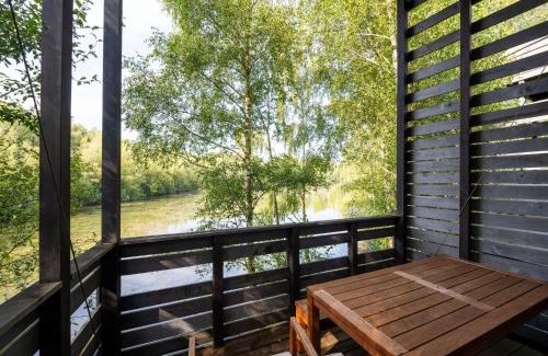 Maubray House | Lakeside luxury mansion by Belvilla