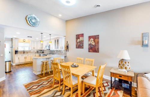 Lake Delton Apartment | Lakeside Luxury