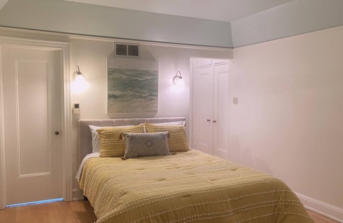 Shorewood House | Lakeside Mansion - Stylish Bedroom
