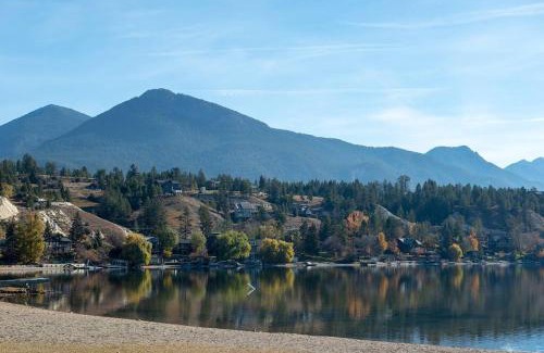 East Kootenay Apartment | Lakeside Memories, Pool, Hot Tub, Central