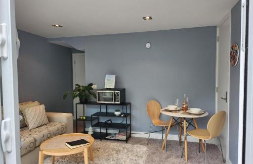 Hamilton Lake Apartment | Lakeside - Minutes to Waikato , Braemar Hospitals