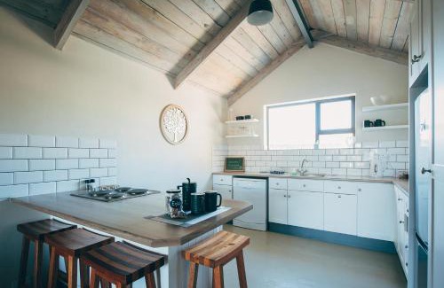 Muizenberg Apartment | Lakeside Mountain Loft