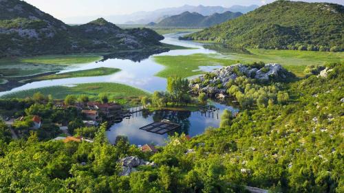 Karuc House | Lakeside oasis home Karuc