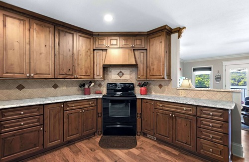 Linn Creek House | Lakeside Oasis – Room for 12!