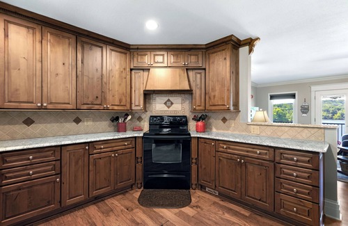 Linn Creek House | Lakeside Oasis – Spacious Home + Guest House Sleeps 12! Private Dock & Boat Slip