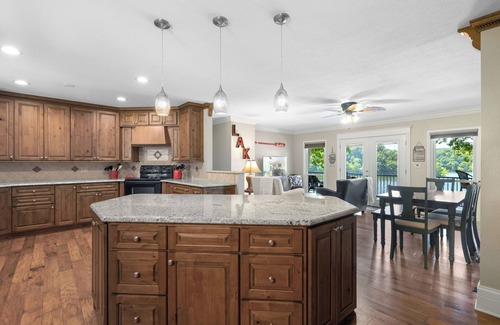 Linn Creek House | Lakeside Oasis – Spacious Home + Guest House Sleeps 12! Private Dock & Boat Slip
