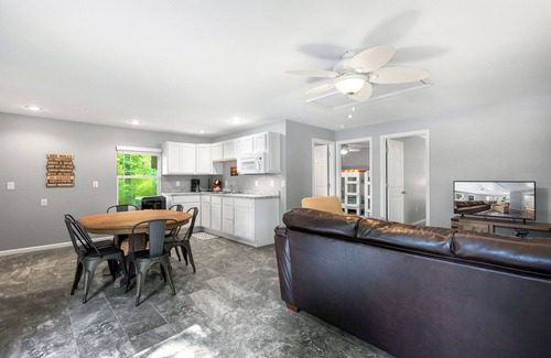 Linn Creek House | Lakeside Oasis – Spacious Home + Guest House Sleeps 12! Private Dock & Boat Slip