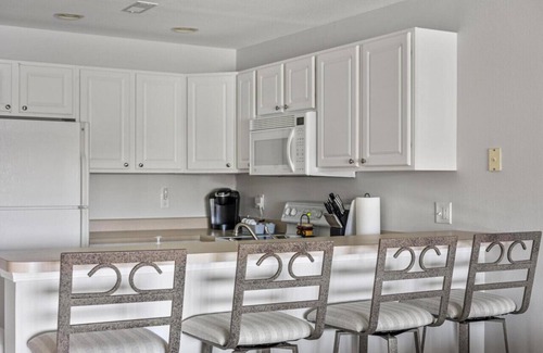 Camdenton Condo | Lakeside Paradise 2Bd w/Pool, Playground and More