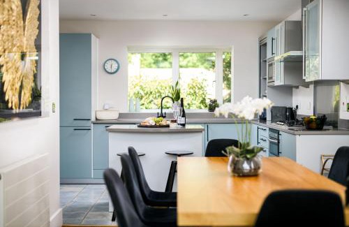 Cirencester House | Lakeside property with spa access on a nature reserve Kingfisher Lodge CW80