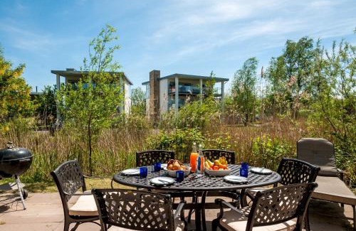 Cirencester House | Lakeside property with access into Spa on a nature reserve Bee Cottage HM75