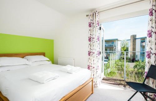 Cirencester House | Lakeside property with access into Spa on a nature reserve Bee Cottage HM75