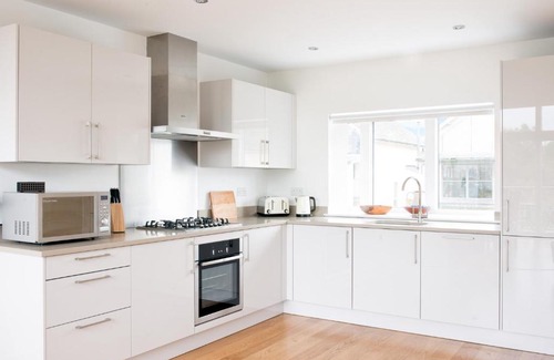 Cirencester House | Lakeside property with spa access on a nature reserve Swans Rest HM103