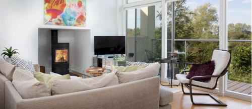 Cirencester House | Lakeside property with spa access on a nature reserve Owls Hoot HM69